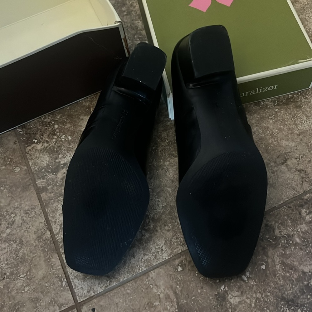 Rollo black Naturalizer shoes size 7 1/2. Great condition like new still in box - Picture 4 of 6